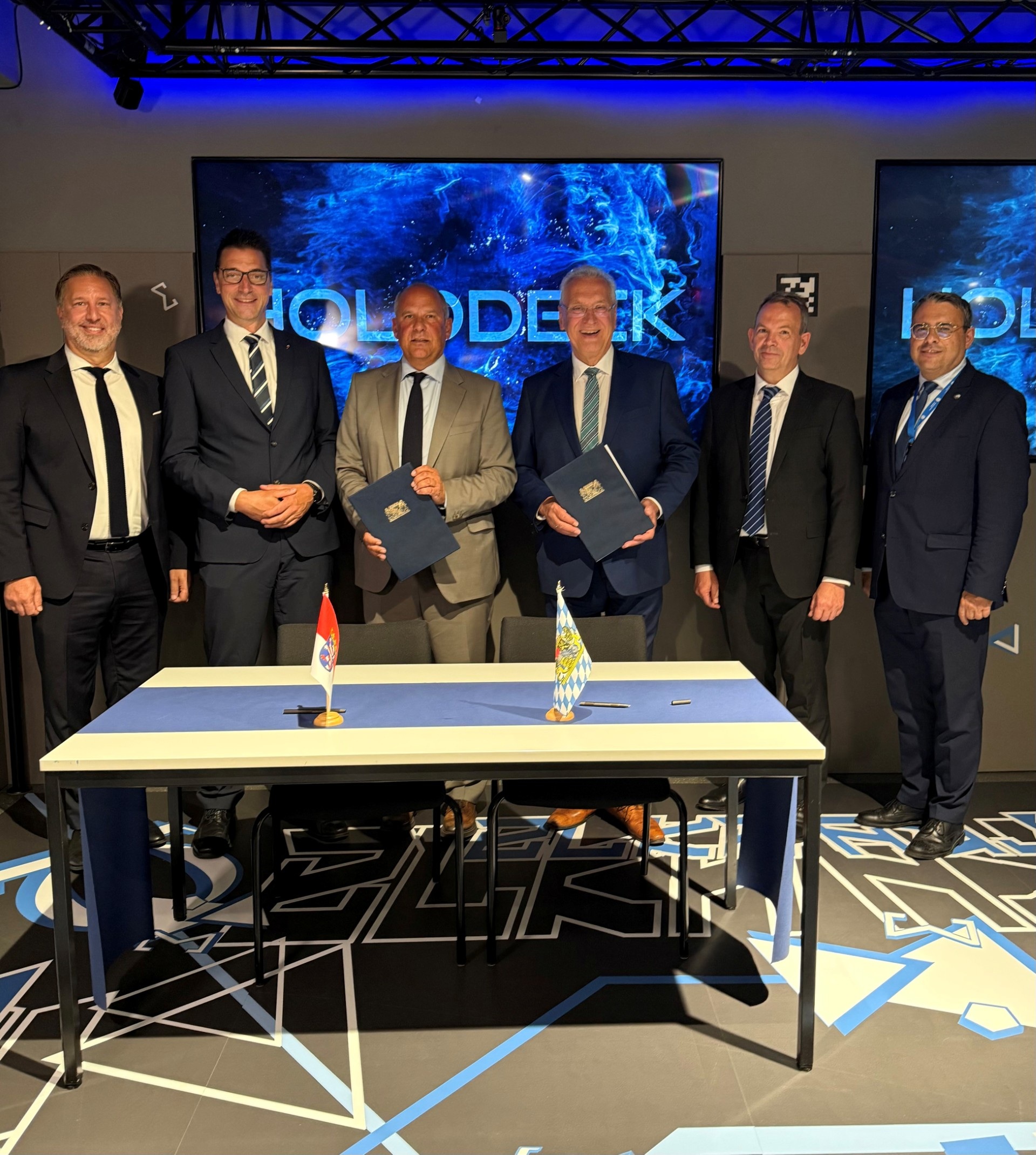 Hessens Innenminister Roman Poseck und Bayerns Innenminister Joachim Herrmann unterzeichnen Kooperationsvereinbarung zu einer Virtual Reality-Fläche für das Hessische Landeskriminalamt. Ebenfalls vor Ort in München waren Polizeipräsident des Landes Hessen, Felix Paschek; Präsident des Hessischen Landeskriminalamtes, Daniel Muth; Polizeipräsident des Landes Bayern, Michael Schwald sowie Präsident des Bayerischen Landeskriminalamtes, Norbert Radmacher