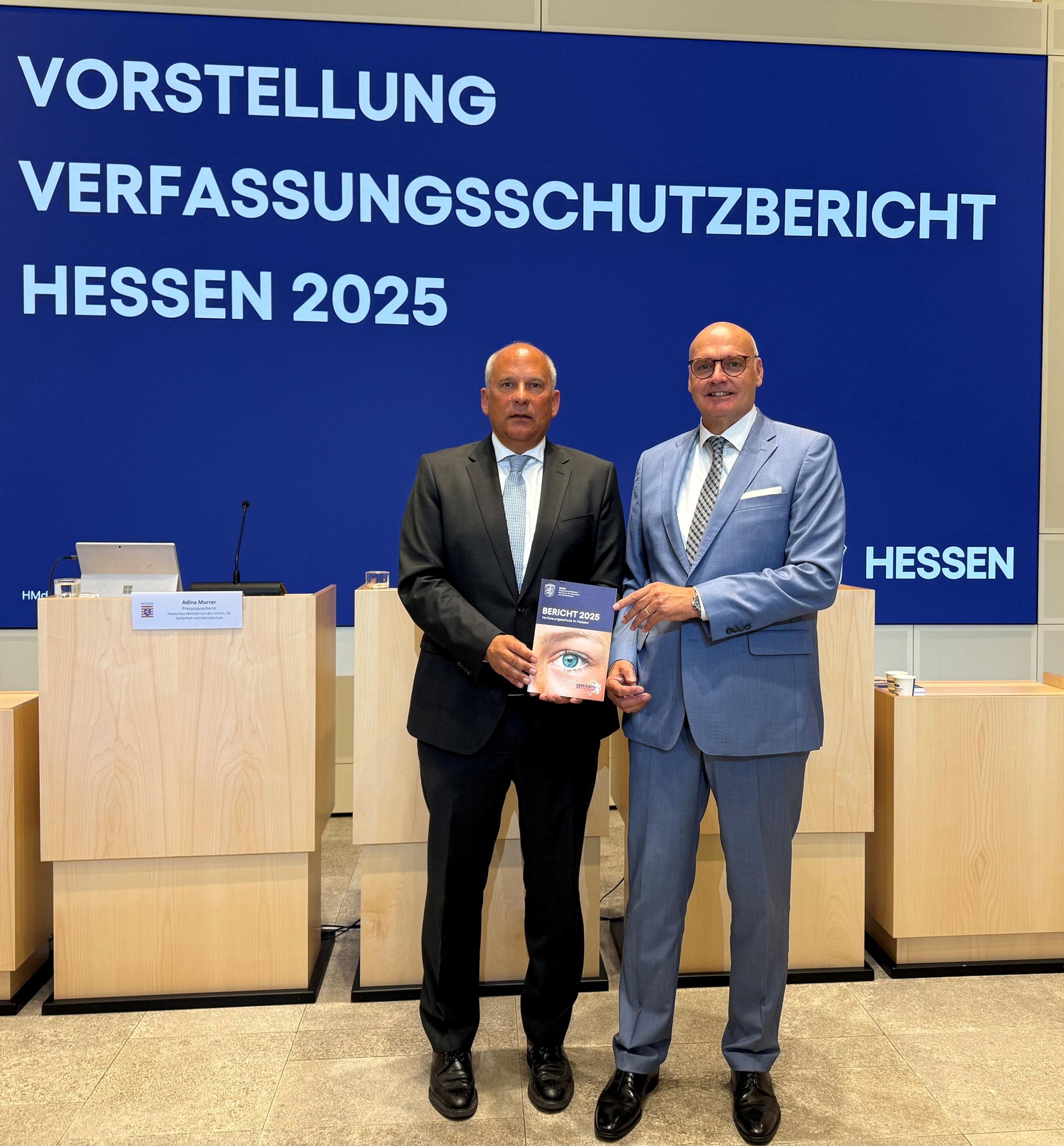 Innenminister Roman Poseck gemeinsam mit LfV-Präsident Bernd Neumann (v.l.n.r.), Quelle: HMdI, Adina Murrer