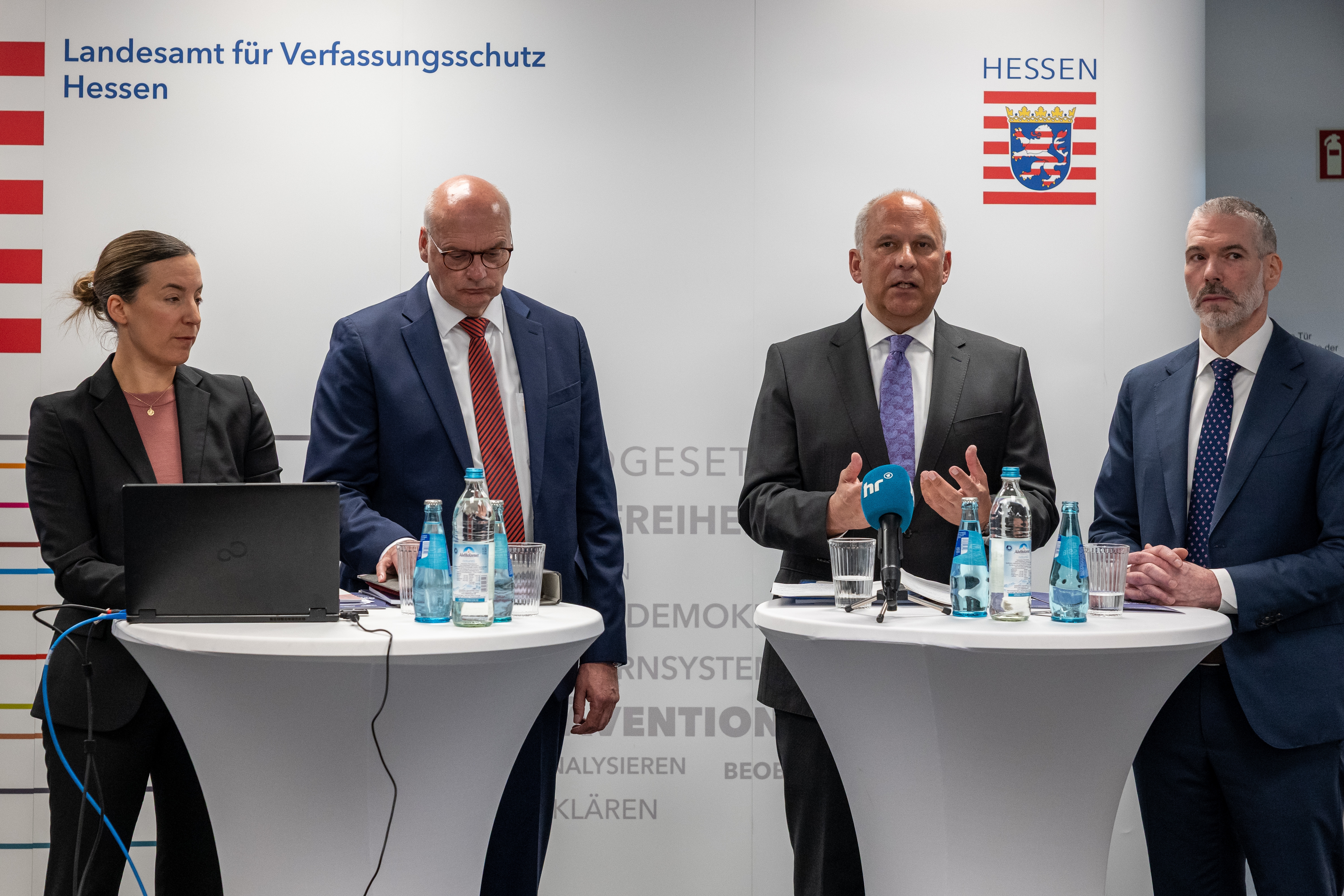 Innenminister Roman Poseck gemeinsam mit Bernd Neumann, Präsident des Hessischen Landesamtes für Verfassungsschutz, Anika Schleinzer, Leiterin der Phänomenbereichsübergreifenden wissenschaftlichen Analysestelle Antisemitismus und Fremdenfeindlichkeit (PAAF) sowie Daniel Neumann, Vorsitzender des Landesverbandes der Jüdischen Gemeinden in Hessen