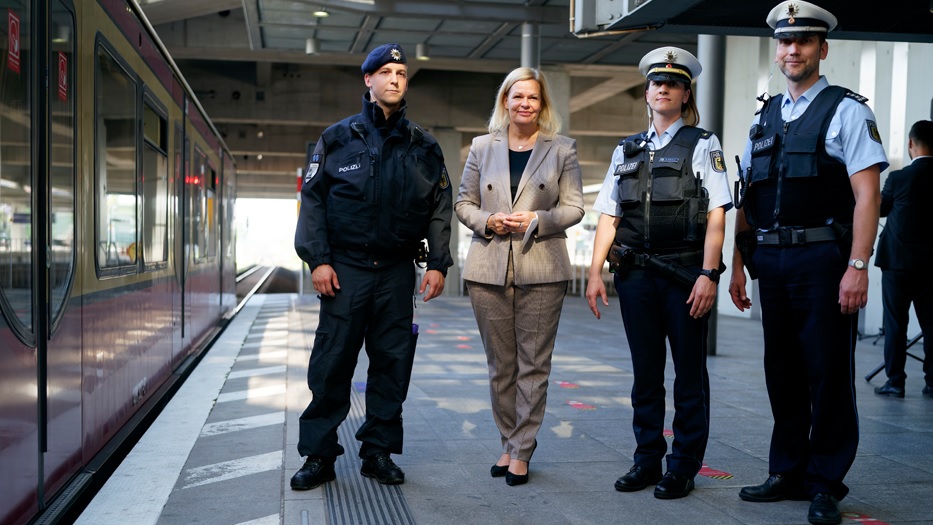 Bundesinnenministerin Nancy Faeser mit Angehörigen der Bundespolizei am Bahnhof Südkreuz (Foto: BMI; Henning Schacht)