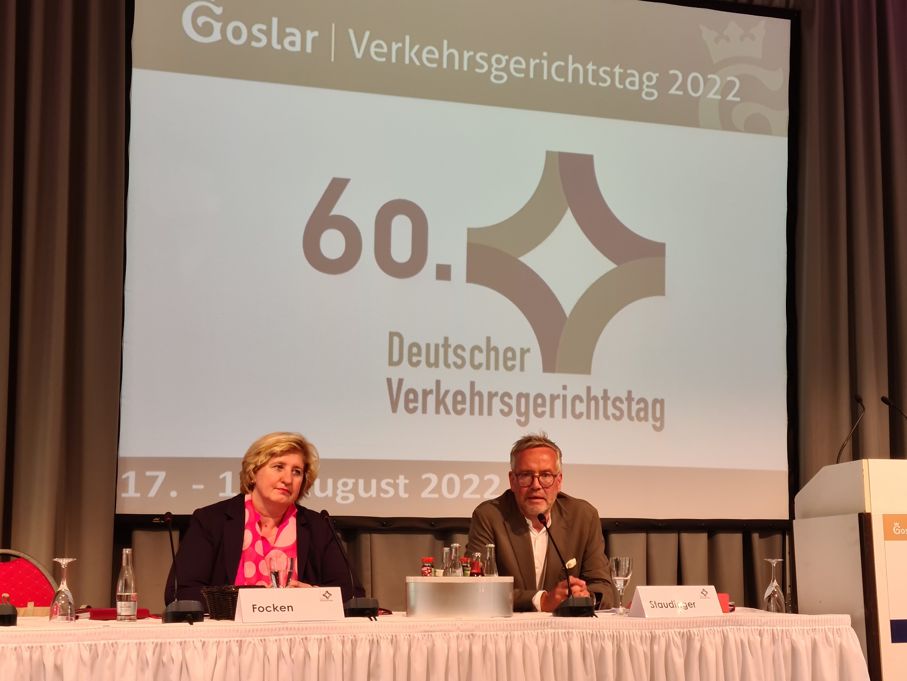Pressesprecherin Maria Focken und der Präsident des Deutschen Verkehrsgerichtstages, Prof. Dr. Staudinger in der Eröffnungs-Pressekonferenz
