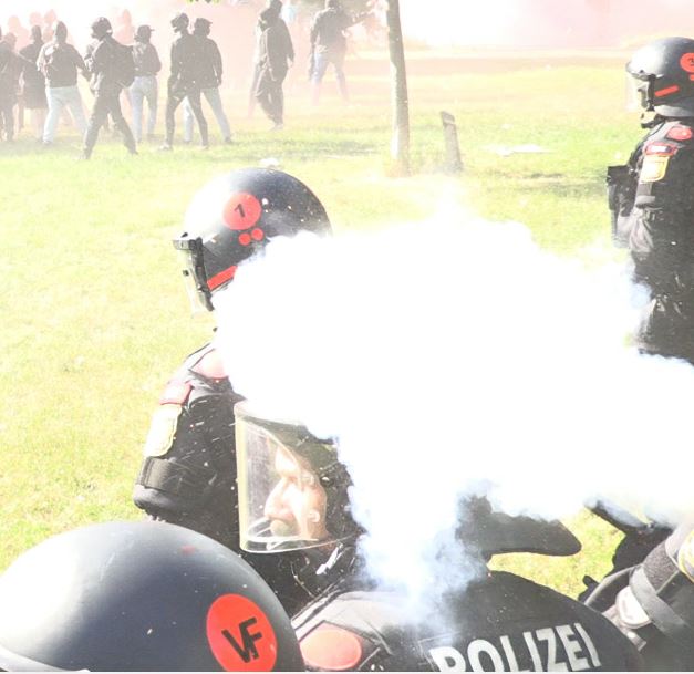 Explodierter Böller beim Angriff von linksextremen Demonstranten bei der Demo „Tag X“ in Leipzig
