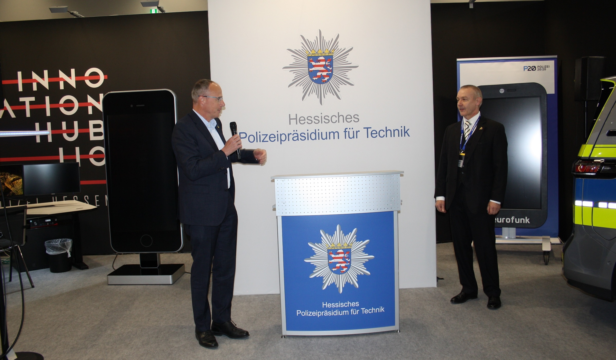 Grußwort des Schirmherren Innenminister Peter Beuth am Messestand des Innovation Hub 110 der Hessischen Polizei