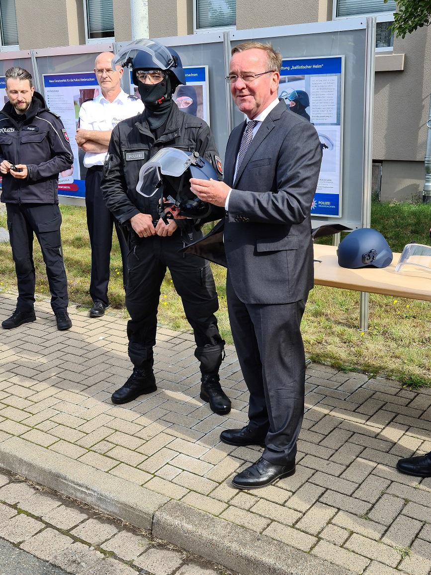 Innenminister Pistorius präsentiert den neuen Schutzhelm von Busch PROtective Germany mit ballistischem Visier