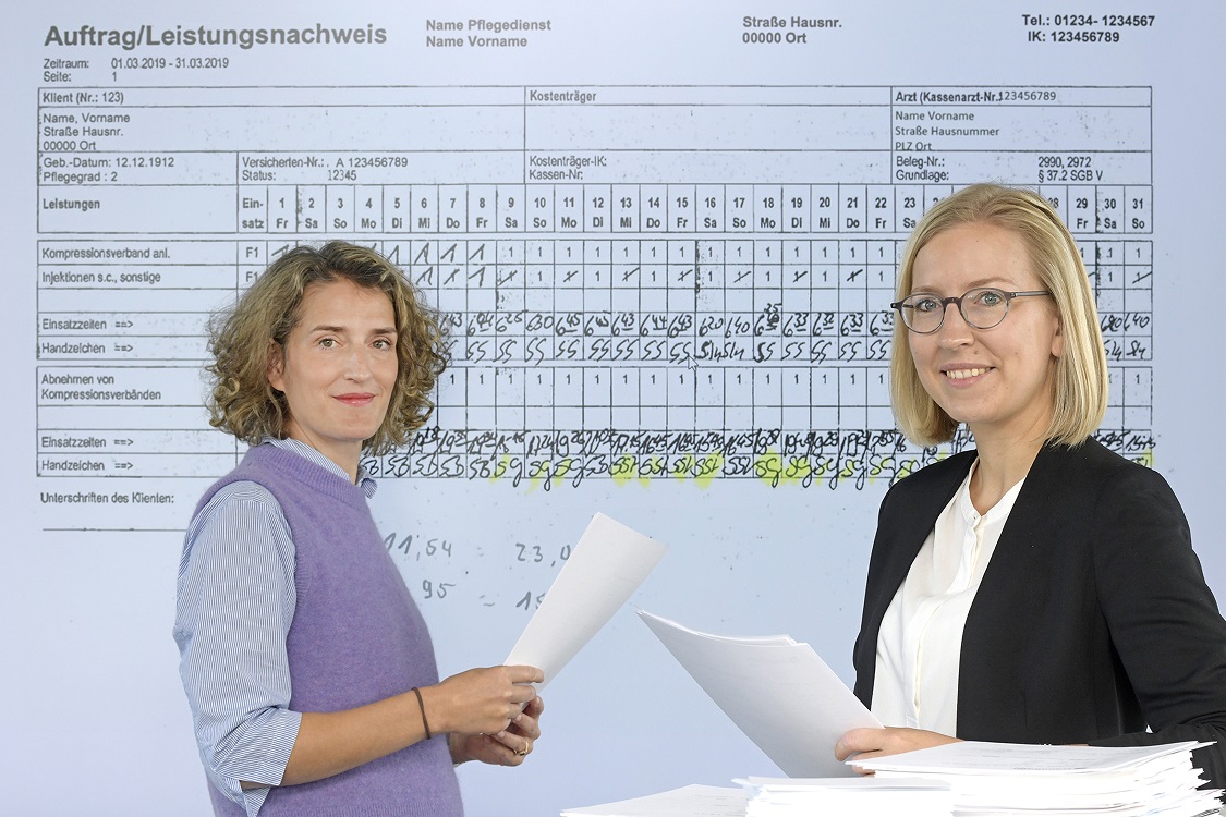 Die beiden Forscherinnen Dr. Henrike Stephani und Dr. Elisabeth Leoff vom Fraunhofer ITWM vor einem anonymisierten Untersuchungsgegenstand