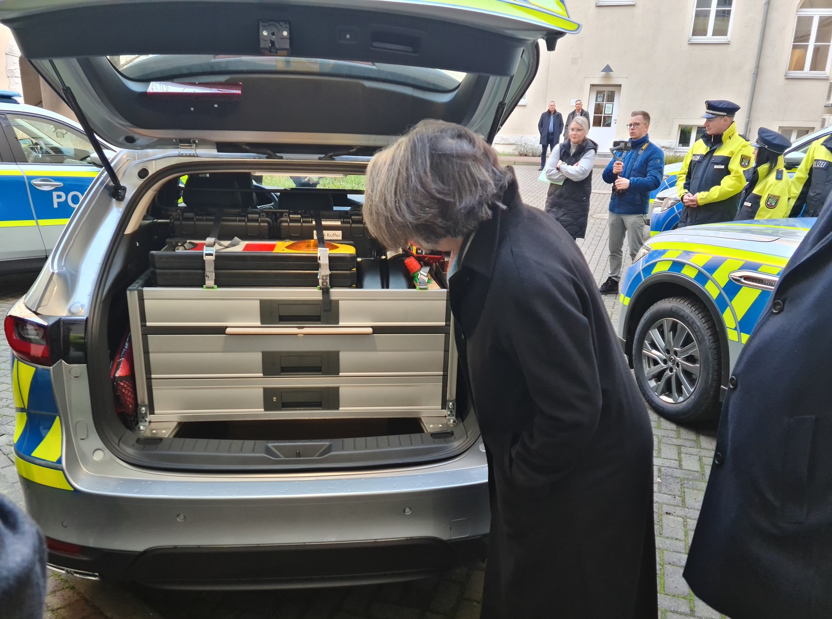 Die ausziehbaren Bott-Boxen unterstützen die geordnete und gesicherte Platzierung der polizeilichen Ausrüstung im Kofferraum dieses neuen Streifenwagens.